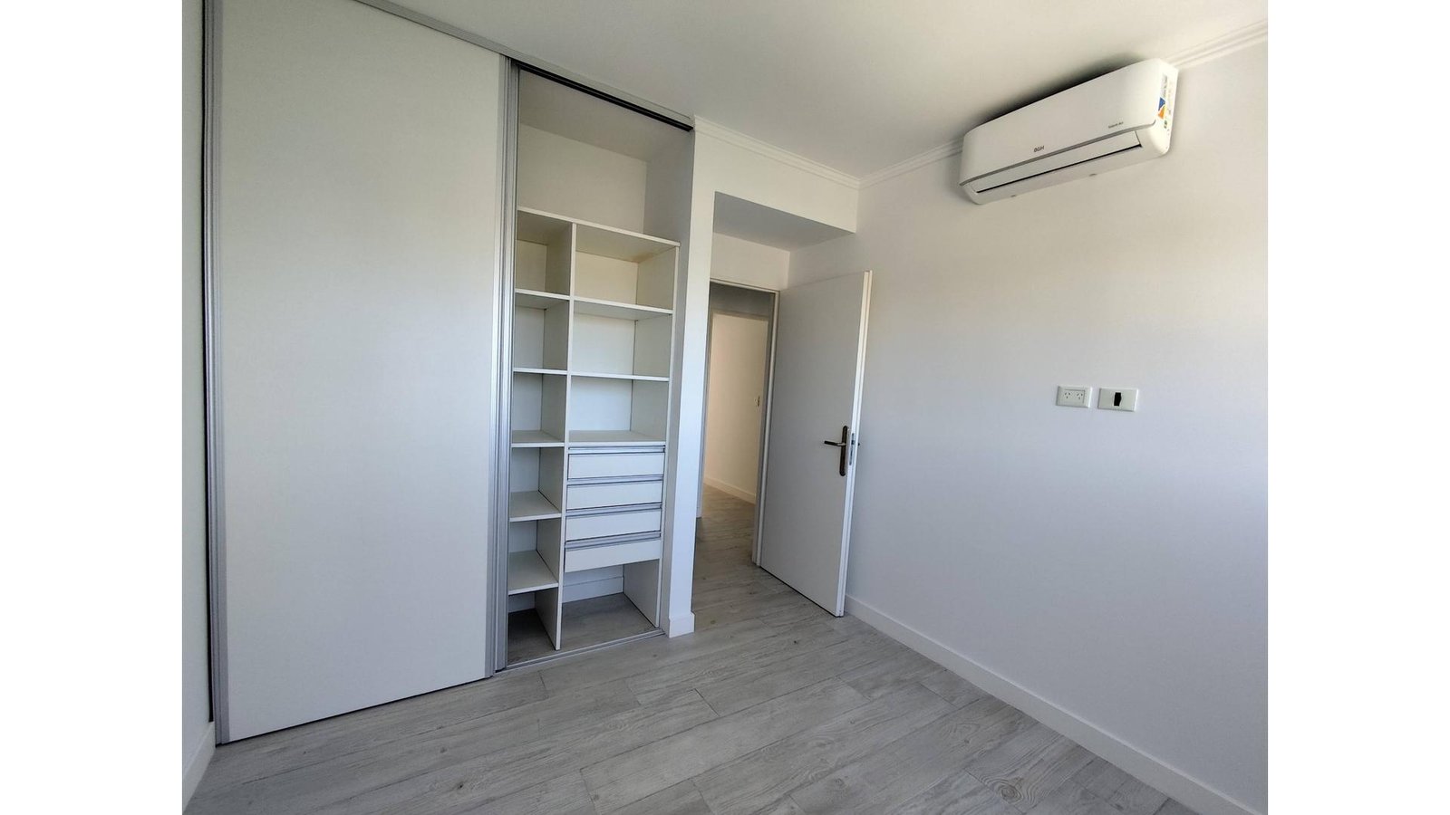 extra_large_679e3bc94fee0-3 Burela 3200 4° – USD390.000 – Tipo Casa PH – en Venta