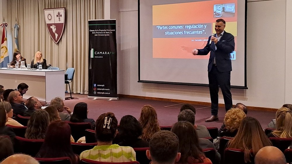 Germán Pérez Salas exponiendo en Congreso de Propiedad horizontal UAI